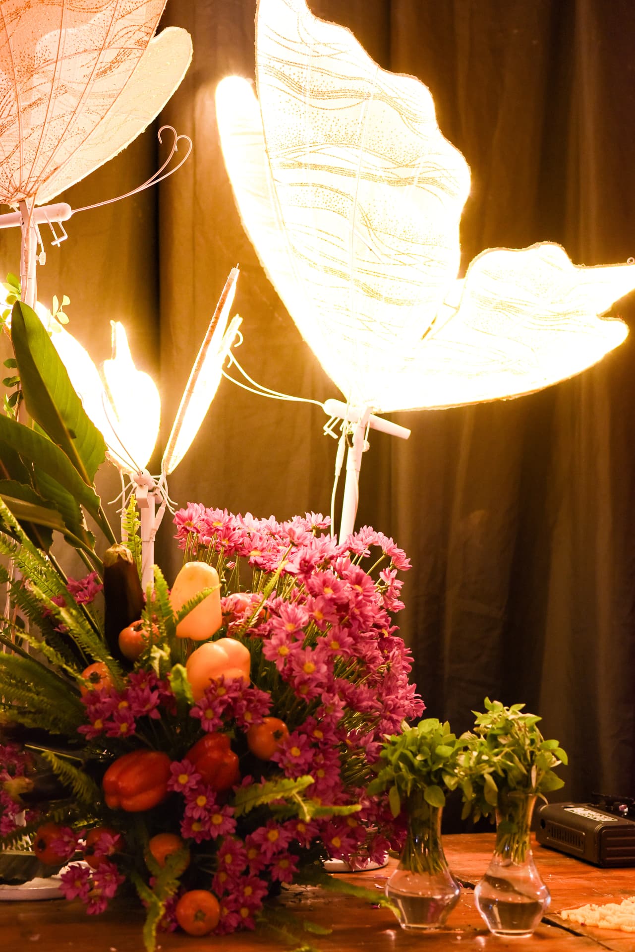 Detalhe da decoração iluminada da Casa Aura